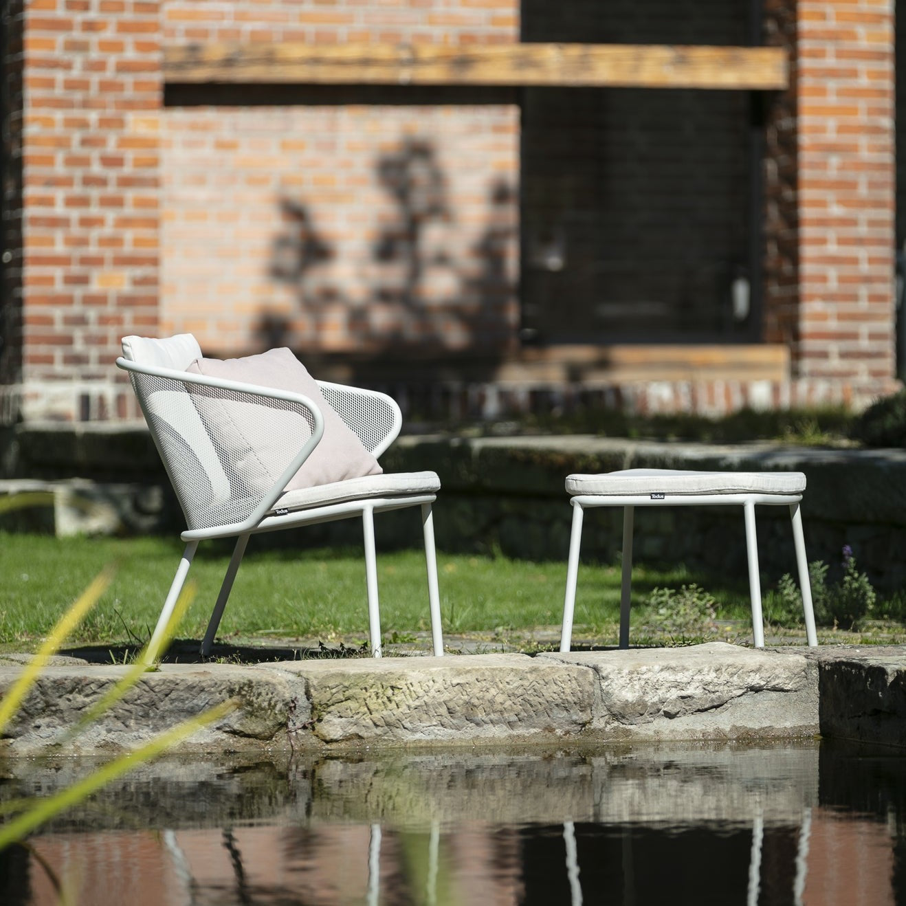 Todus I Condor Low Armchair