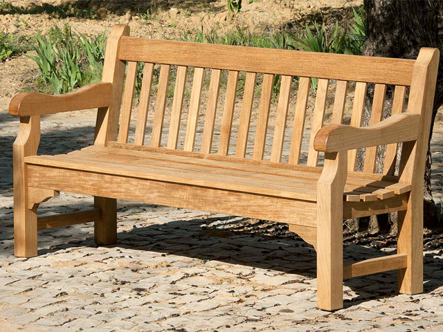 Barlow Tyrie Rothesay Gartenbank in robuster Bauweise. Mit 182 cm Länge, 66 cm Tiefe und 90 cm Höhe bietet diese Bank bequemen Sitzplatz, auch für öffentliche Bereiche durch Sicherheitsanker.