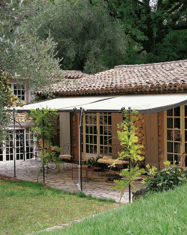 Das Material der Pergola ist verzinktes Eisen, das besonders langlebig und robust ist. Die graphitgraue Farbe verleiht ihr einen modernen und zugleich klassischen Look, der sich nahtlos in jede Umgebung einfügt.