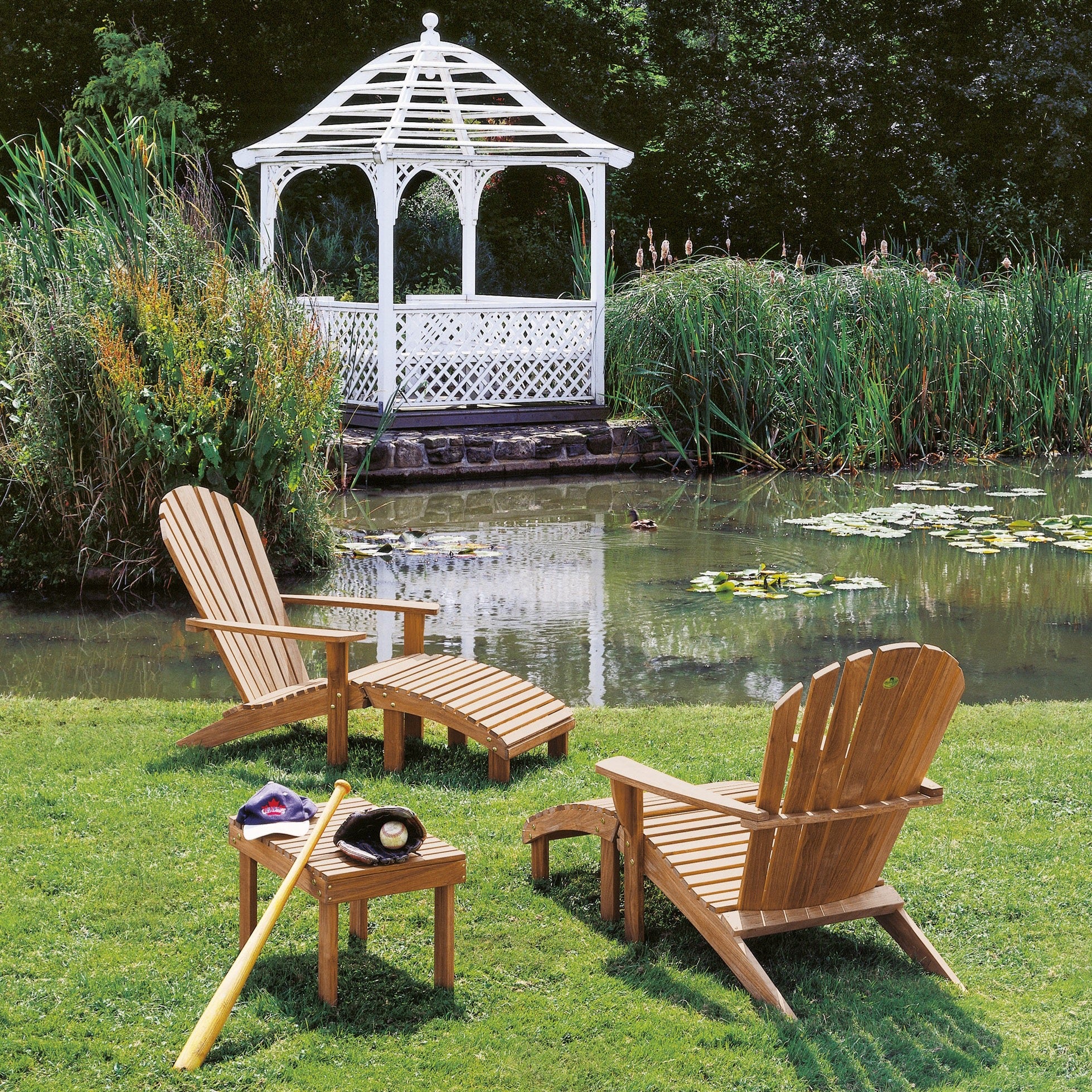 Der Adirondack Beistelltisch aus nachhaltigem Teakholz ist langlebig, wetterfest und vielseitig. Mit einer Breite von 62 cm, einer Tiefe von 40 cm und einer Höhe von 39 cm bietet er eine stabile Ablage. Seine abgerundeten Kanten und warme Holzstruktur machen ihn sicher und angenehm in der Nutzung – ideal für draußen!