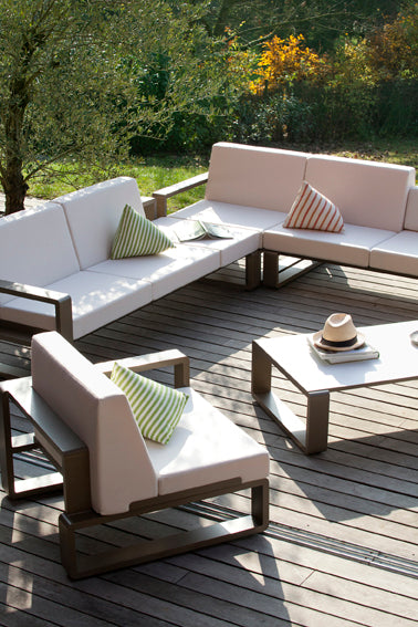 Ego Paris Lounge Dyvan Aluminium mit weißen und beigen Kissen