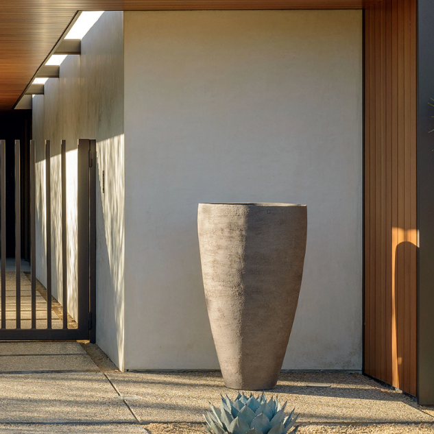 Atelier Vierkant Gefäß AH130 in weiss steht vor einer Villa auf Ibiza