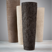 3 Atelier Vierkant Gefäße AHB180 in extra weiß und schwarz stehen vor einem AHB22o Gefäß in grau. Alle 4 Blumenvasen sind winterfest bzw. extrem Witterungsbeständig.