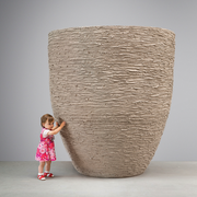 Das sehr große Atelier Vierkant Gefäß AUB180 hat eine Höhe von 180cm. Das Pflanzengefäß ist frostbeständig in der Farbe weiss. Neben dem Gefäß steht ein kleines ca. 3 jähriges Mädchen mit einem roten Blumenkleid.