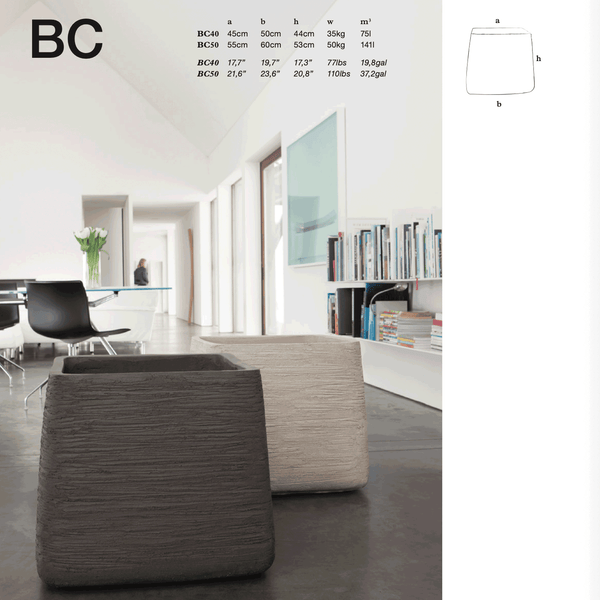 Atelier Vierkant Kübel für den Innen und Aussenbereich. Auf diesem Bild sehen Sie  im Vordergrund ein schwarzes Gefäß BC50 (55x60x53cm) mit einem Gewicht von 50kg und 141l Volumen.