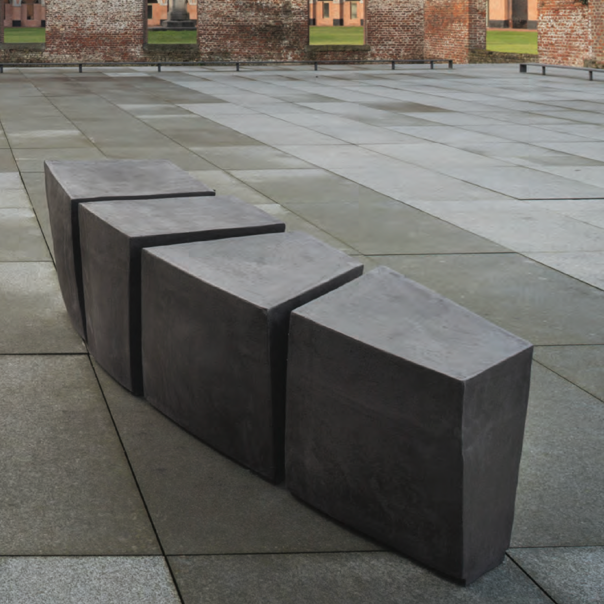 Vielseitig einsetzbar als Hocker, Bank oder Tisch. In mehreren Farben erhältlich.