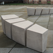 Hochwertige, handgefertigte Sitzsteine aus frostbeständiger Terrakotta, ideal für Garten und Terrasse.