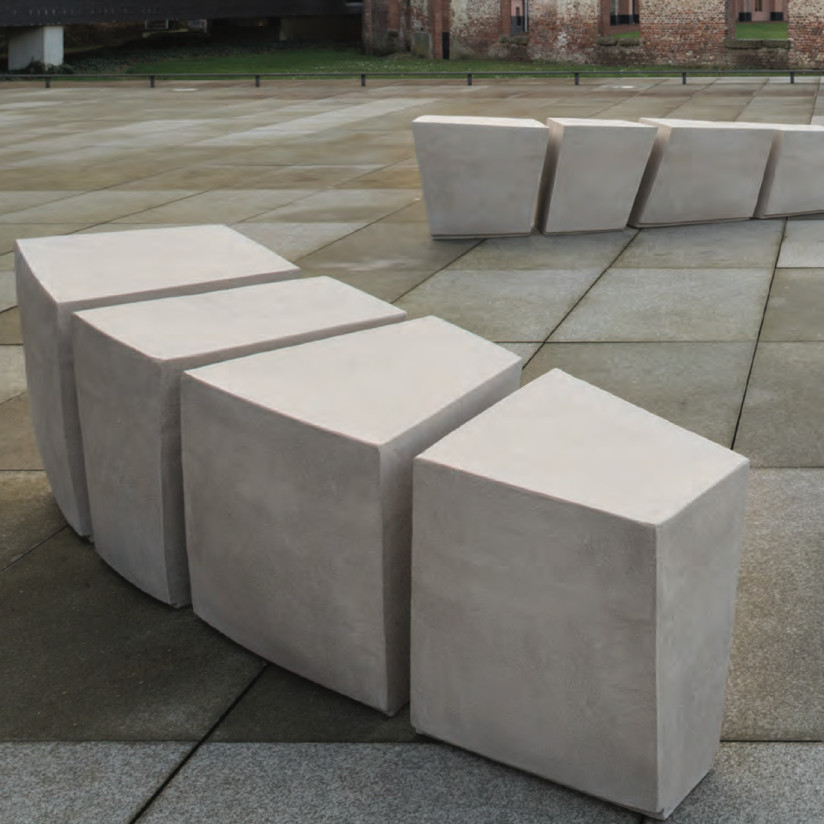 Hochwertige, handgefertigte Sitzsteine aus frostbeständiger Terrakotta, ideal für Garten und Terrasse.