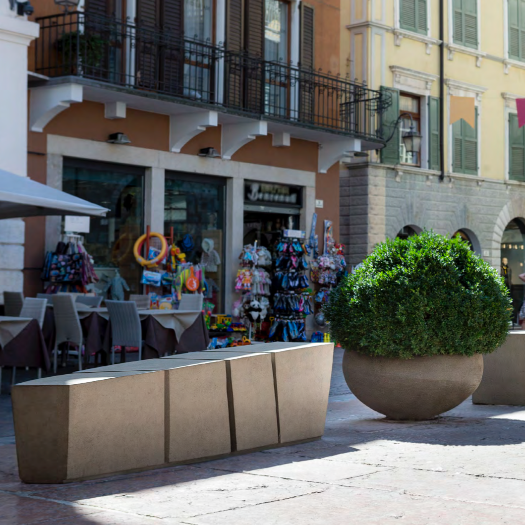 For the decoration for the historic Piazza delle Erbe at Riva del Garda, Frizzi Giardinieri selected the BL bench in white beige finish with centered O90 planted with Pittosporum. Für die Dekoration der historischen Piazza delle Erbe in Riva del Garda wählte Frizzi Giardinieri die BL-Bank in weiß-beiger Ausführung mit mittiger O90-Bepflanzung mit Pittosporum.