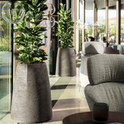 Entdecken Sie die Eleganz von Atelier Vierkant's CK-Gefäßen: Wählen Sie zwischen glatter oder rauer Terrakotta, frostfest & stilvoll! Jetzt verschönern!