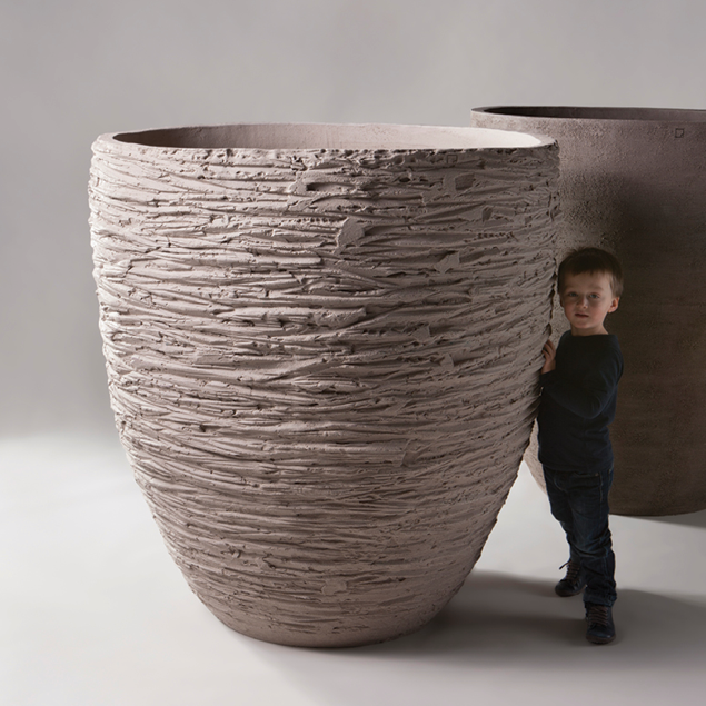 Atelier Vierkant Gefäß AUB100 in weiss. Neben dem Gefäß steht ein Kind, welches ca. 20cm kleiner ist.