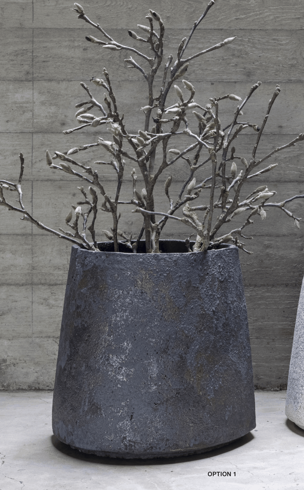 Das CKL Pflanzgefäß von Atelier Vierkant ist ein exklusiver Blumentopf, der in Belgien handgefertigt wurde. Er hat eine Höhe von 34cm und einen Durchmesser von 29cm. Jeder Topf hat seine eigene individuelle Note.