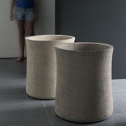 Das Pflanzgefäß CLO von Atelier Vierkant ist ein handgefertigtes Terrakotta-Gefäß mit einer matten, gestrichenen Oberfläche. Es hat eine leicht tallierte Form, die es elegant wirken lässt. Erhältlich in zwei Größen: CLO50 mit 46 cm Durchmesser und 50 cm Höhe, sowie CLO80 mit 57 cm Durchmesser und 80 cm Höhe.