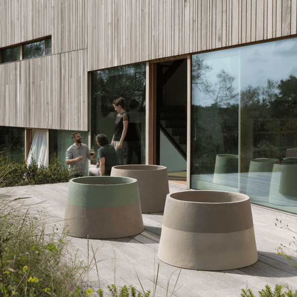 Mit farbigen Engobe Akzenten, geben die neuen trapezförmigen CLT-Gefäße mit ihren strengen horizontalen Linien ein Gegengewicht zur Vertikalität moderner Architektur.