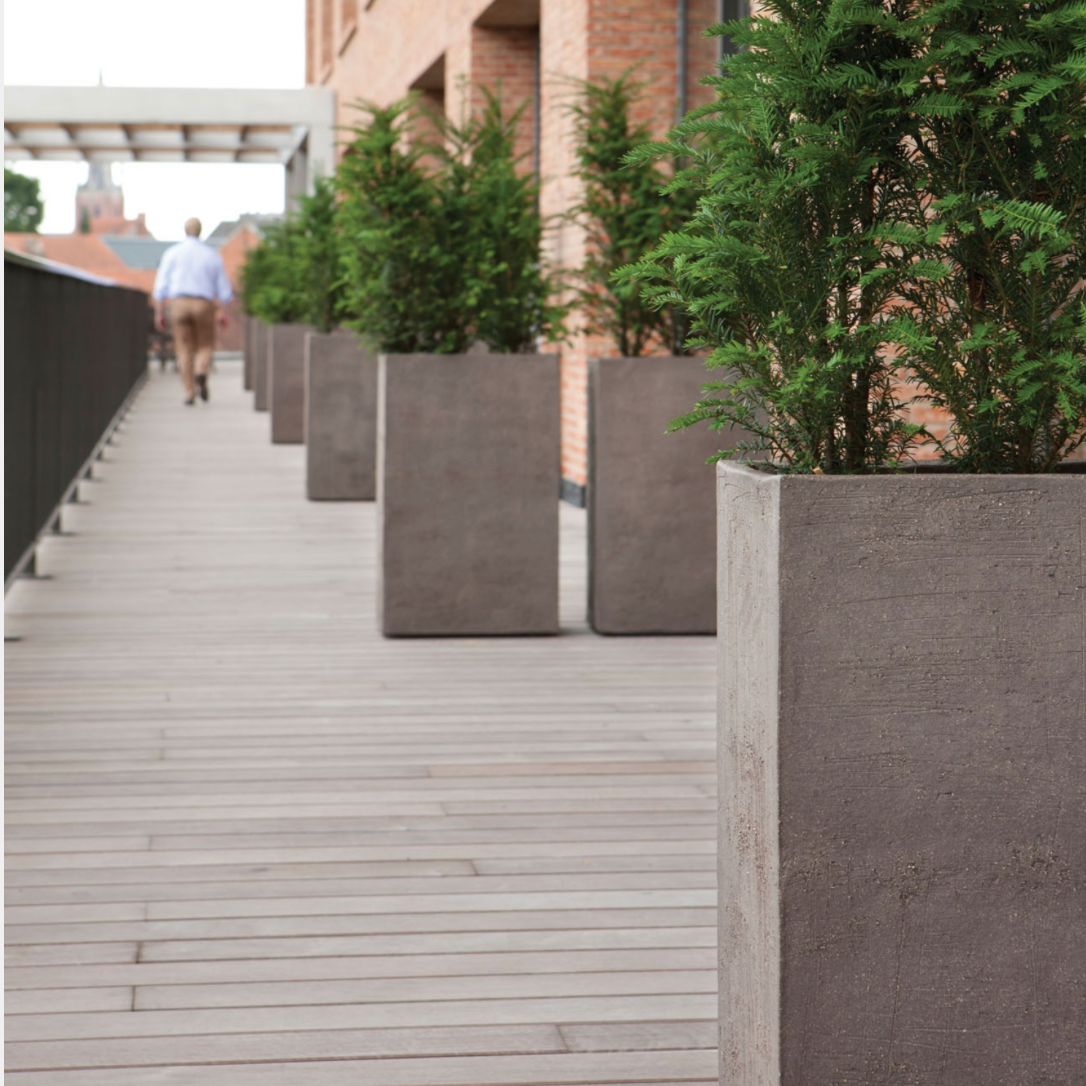 Handgefertigtes frostbeständiges Pflanzgefäß aus Terrakotta von Atelier Vierkant.