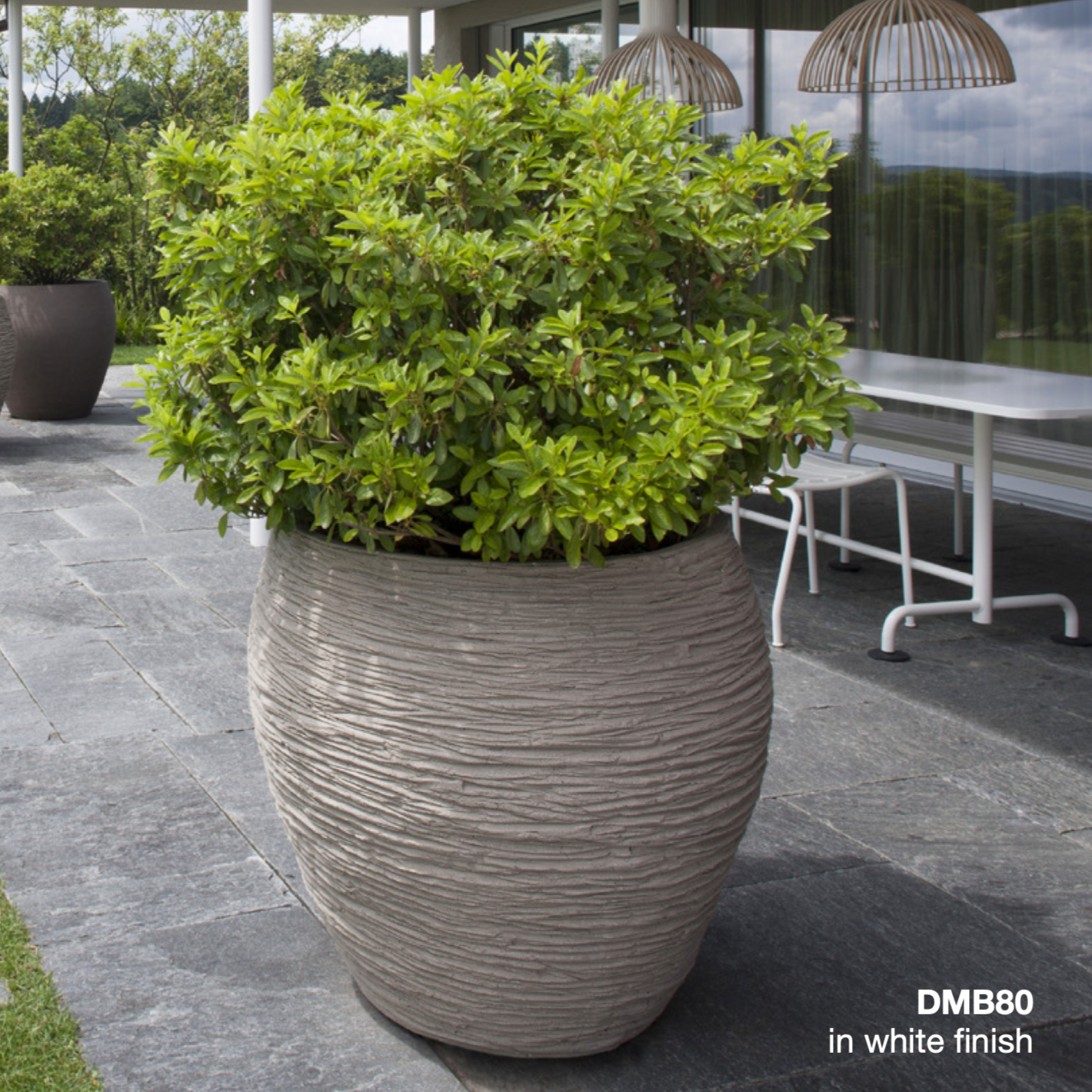 DMB80-Modell, strukturierte Oberfläche, Farbe: Grau. Stabiler Stand durch breiten Boden.