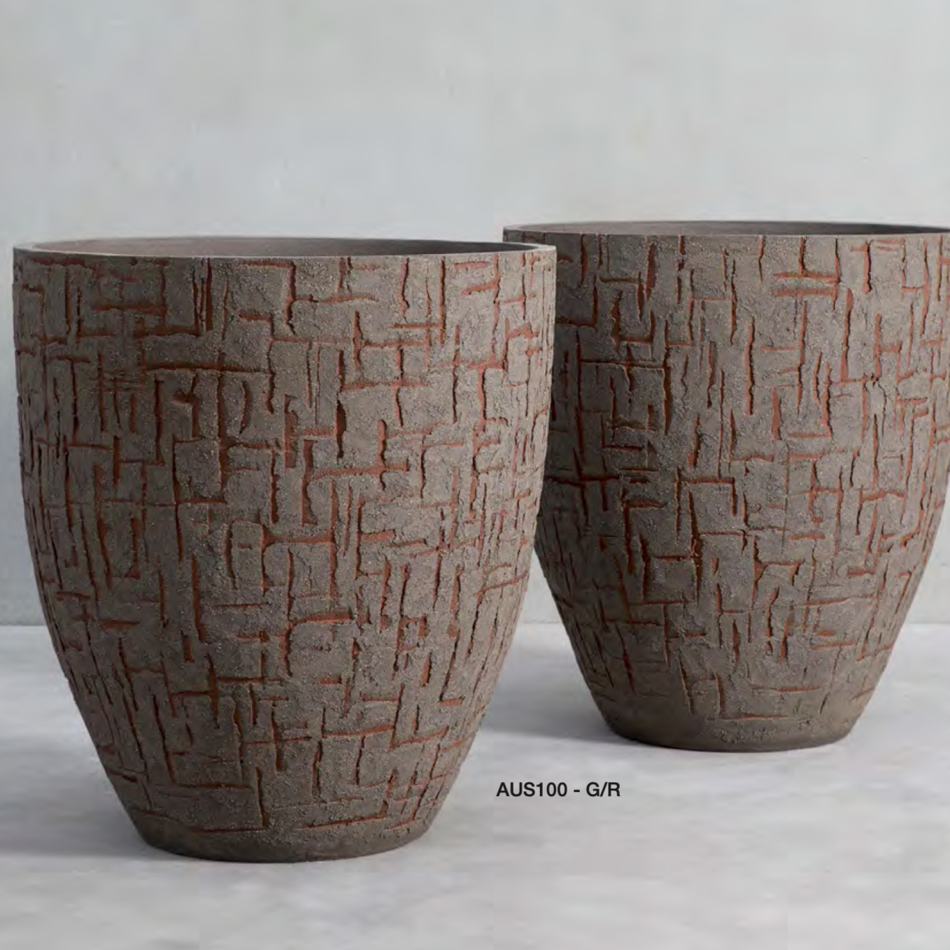 Atelier Vierkant Pflanztröge Aus100 in grau mit roter Struktur.