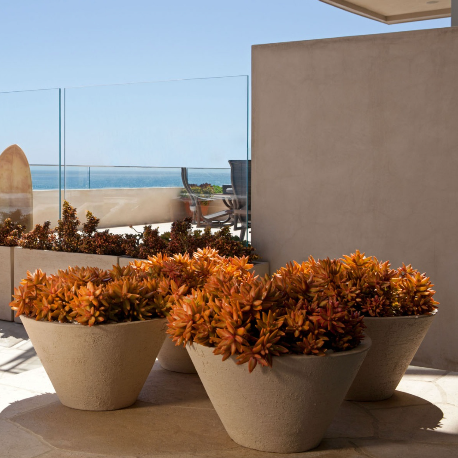 Entdecke die handgefertigten HV-Gefäße von Atelier Vierkant. Aus hochwertigem Terrakotta gefertigt und mit einer glatten Oberfläche versehen, sind sie perfekt für jeden Verwendungsbereich geeignet. Dank ihres speziellen Brennvorgangs sind sie sogar frostfest und können das ganze Jahr über im Außenbereich verwendet werden.