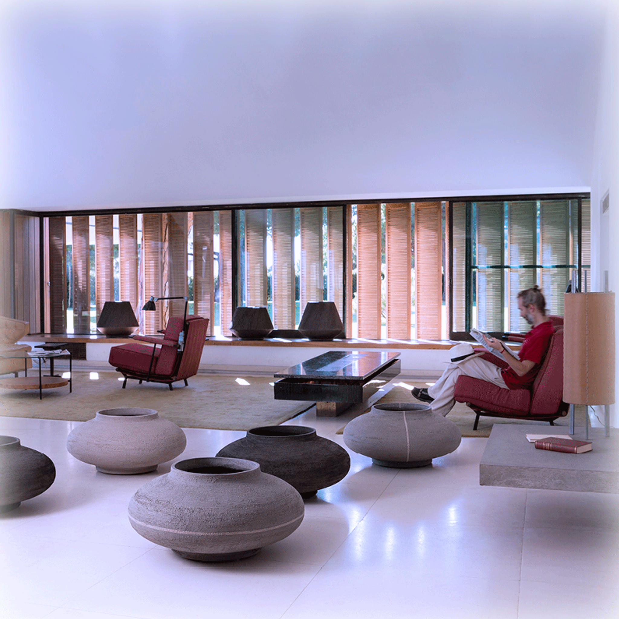 Atelier Vierkant Vase LR ist eine moderne exklusive Blumenvase aus Ton. Dieverse Vasen stehen auf dem Boden eines Hotels in der  Eingangshalle.