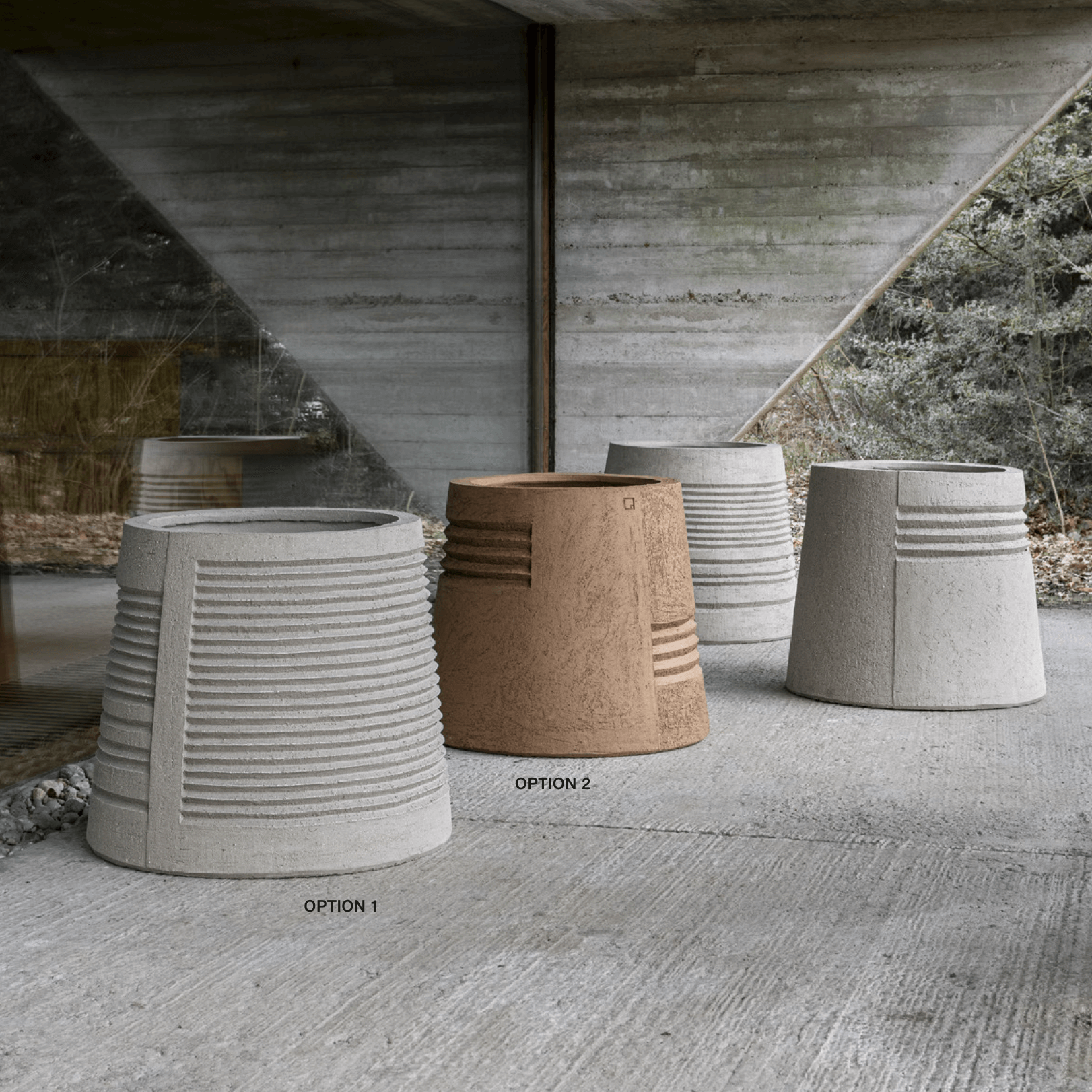Ein großes, handgefertigtes Pflanzgefäß aus Ton in der Farbe Grau. Es hat eine runde Form und wirkt sehr elegant und modern.