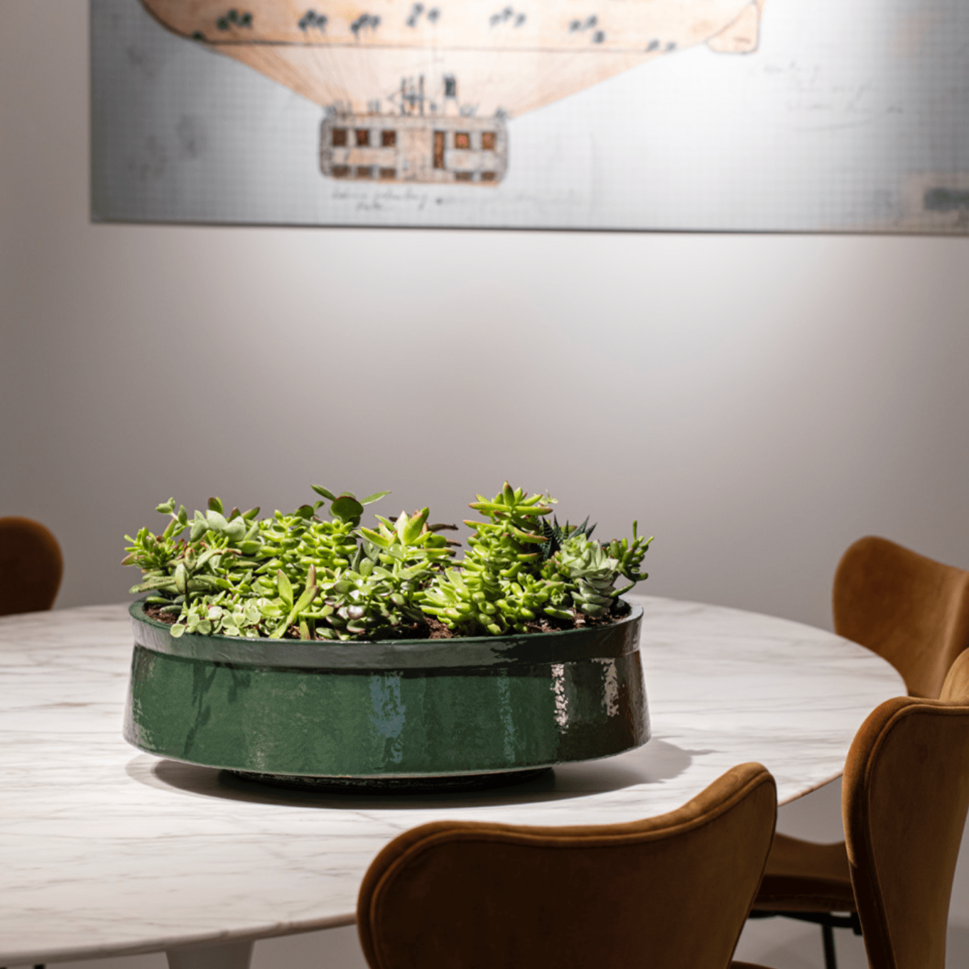 Die Pflanzenschale SB45 von Atelier Vierkant, handgefertigt von Willy und Anette Janssens, ist ein wahres Meisterwerk aus Terracotta. Jedes Stück wird mit größter Sorgfalt und handwerklichem Geschick geformt, um ein edles Design zu schaffen, das sowohl im Außen- als auch im Innenbereich beeindruckt. Diese Schale ist weit mehr als nur ein Gefäß – sie verleiht jedem Raum oder Garten einen exklusiven, stilvollen Akzent.