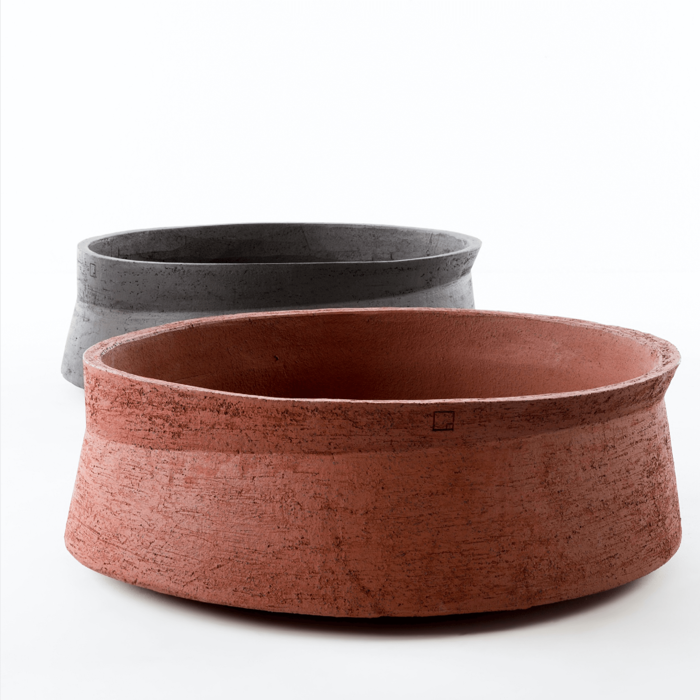 Die handgefertigte Pflanzenschale SB30 aus dem renommierten Atelier Vierkant vereint Kunsthandwerk und Exklusivität. Hergestellt aus hochwertigem Terracotta und mit Sorgfalt von Willy und Anette Janssens designt, ist diese Blumenschale ein echter Blickfang. Durch die Handarbeit entstehen Unikate, die sowohl in Wohnräumen als auch im Außenbereich eine beeindruckende Wirkung erzielen. Die SB30 verleiht jedem Raum einen stilvollen, natürlichen Touch und unterstreicht die Liebe zum Detail.