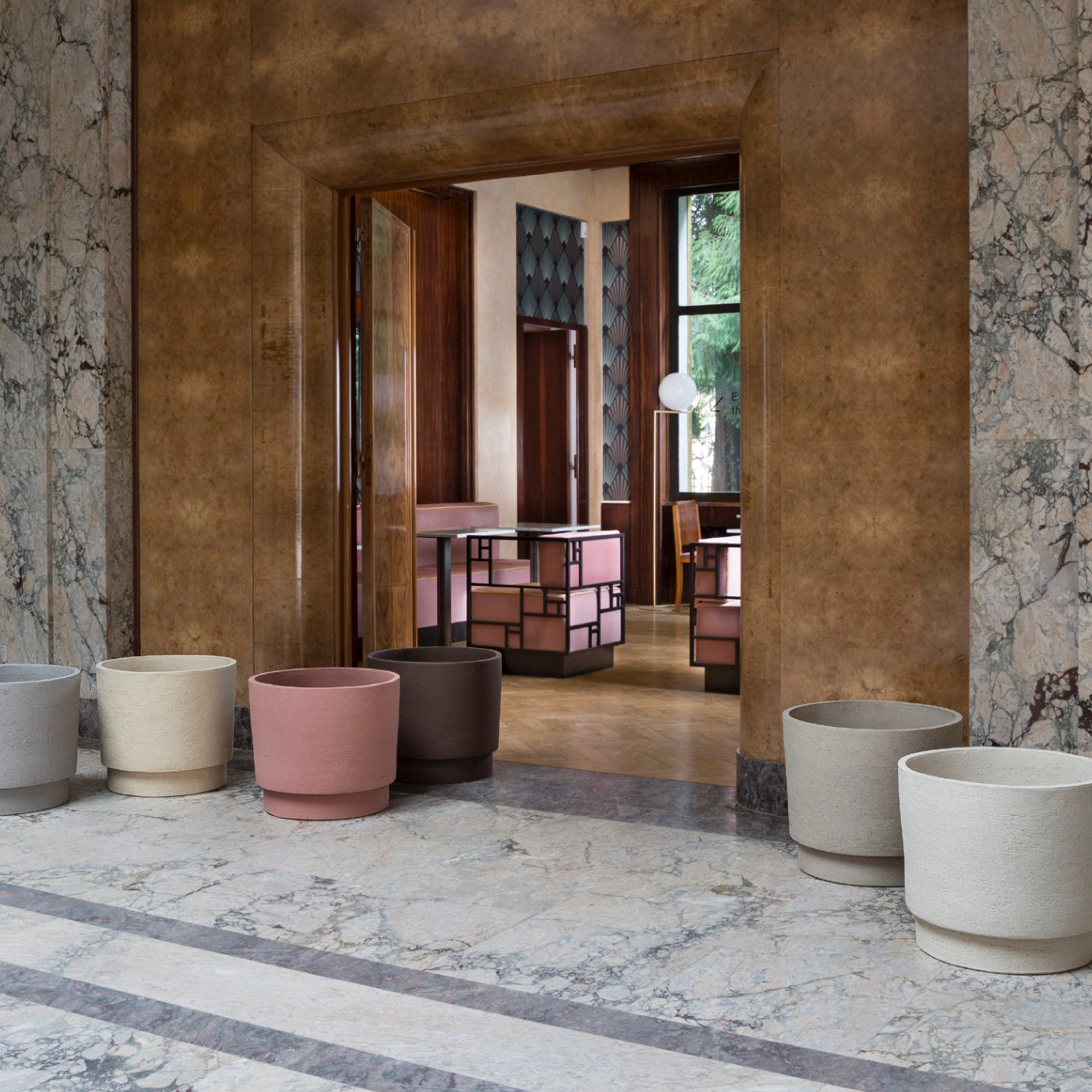 Das Pflanzengefäß MRA von Atelier Vierkant ist ein stilvolles Accessoire für den Garten.