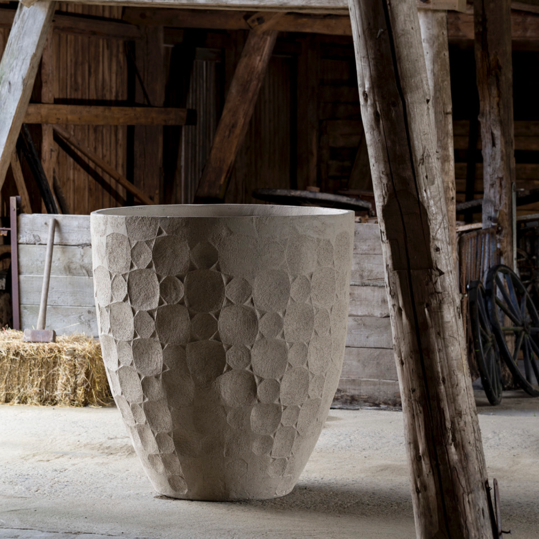 Atelier Vierkant Blumengefäß AUI100 steht in einem Stall zur Dekoration.