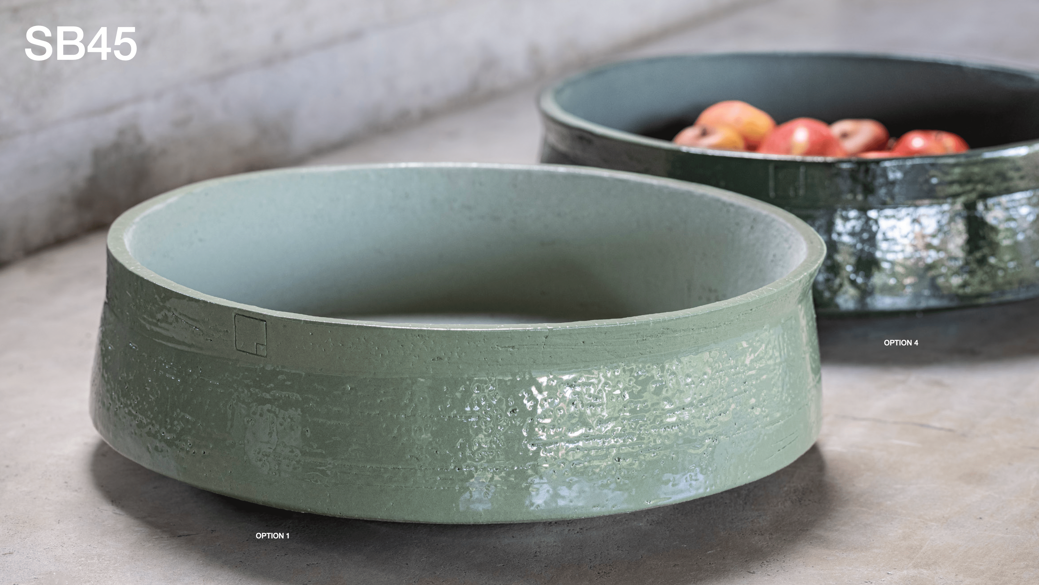 Bringen Sie mit der handgefertigten SB45 Pflanzenschale von Atelier Vierkant einen Hauch von Eleganz in Ihr Zuhause oder Ihren Garten. Diese stilvolle Schale aus hochwertigem Terracotta wird von Meisterhand gefertigt und ist die perfekte Wahl, um jedem Raum das gewisse Etwas zu verleihen. Setzen Sie Ihre Pflanzen gekonnt in Szene und genießen Sie das zeitlose Design, das durch Qualität und Nachhaltigkeit überzeugt. Die SB45 ist mehr als nur eine Schale – sie ist ein Statement!