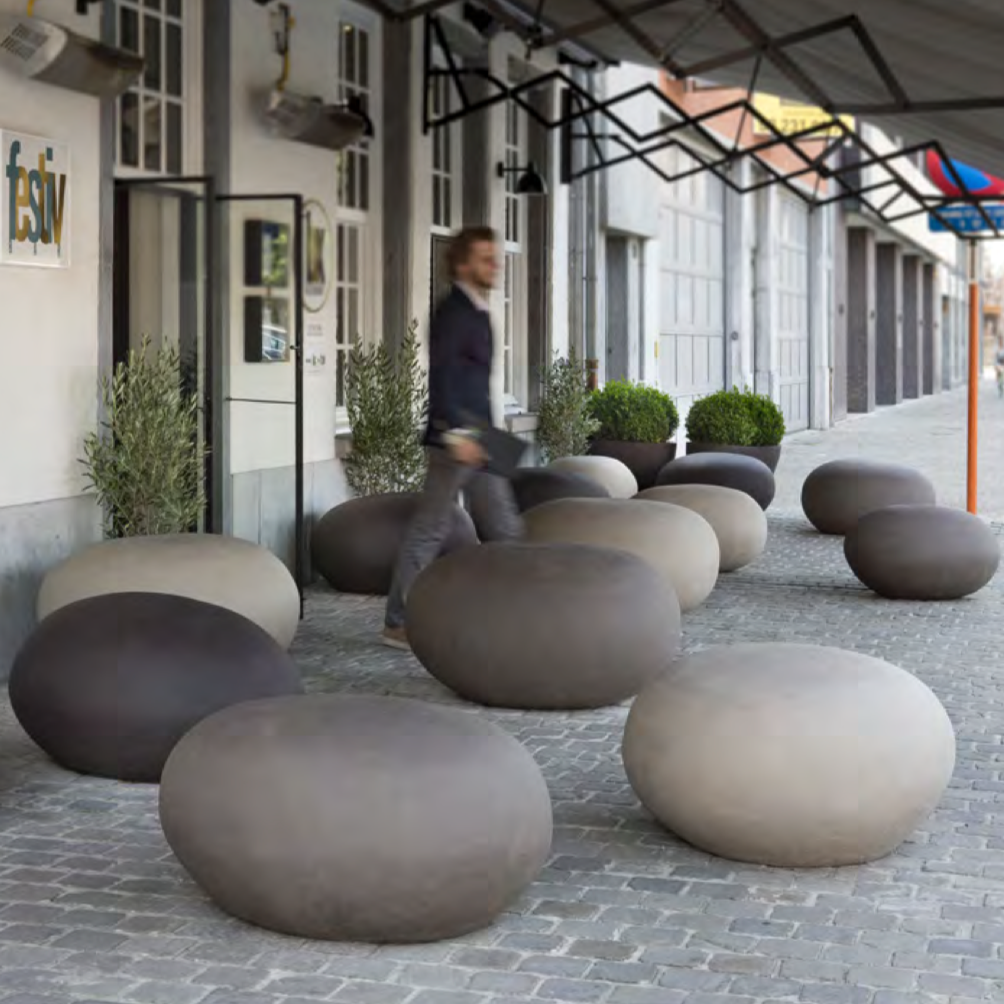 Atelier Vierkant KD Sitzsteine aus frostfester Keramik im Gartenarrangement