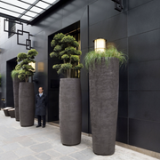 Atelier Vierkant Gefäß CBH180 stehen vor einem Hoteleingang in Paris, Frankreich.