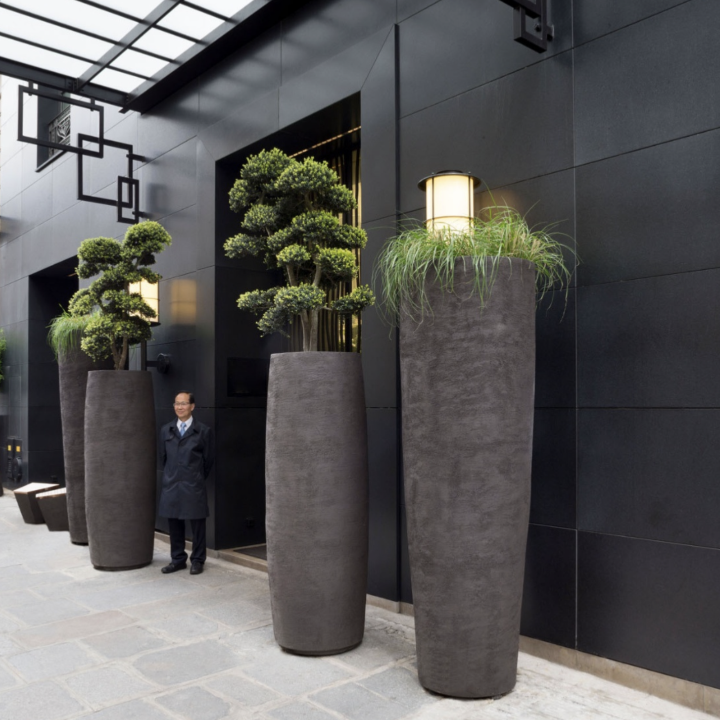 Atelier Vierkant Gefäß CBH180 stehen vor einem Hoteleingang in Paris, Frankreich.