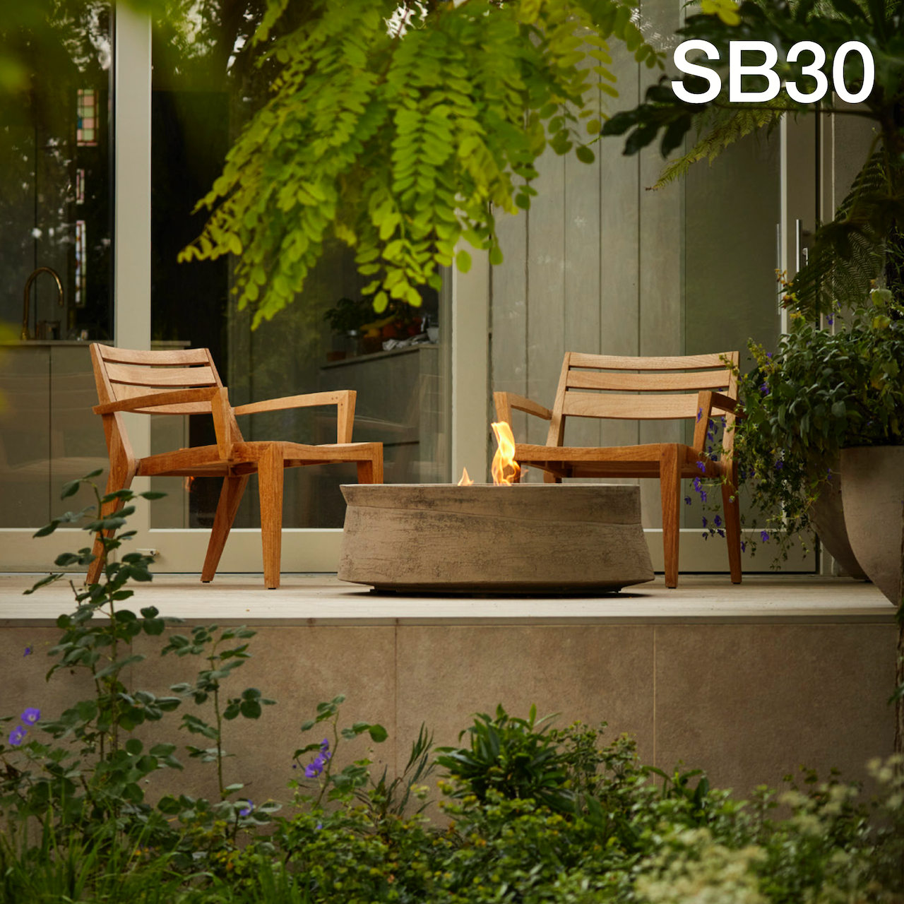 Wenn du auf der Suche nach einem exklusiven Highlight für dein Zuhause oder Büro bist, wirst du die handgefertigte Pflanzenschale SB30 von Atelier Vierkant lieben. Dieses einzigartige Kunstwerk aus hochwertigem Terracotta verleiht jedem Raum eine besondere Atmosphäre. Die sorgfältige Handarbeit und das edle Design machen die SB30 zu einem Must-have für alle, die ihren Außen- oder Innenbereich aufwerten wollen.