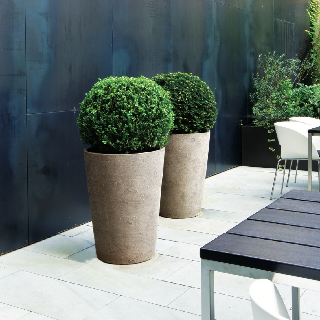 MR von Atelier Vierkant ist ein elegantes Terrakotta-Gefäß für den Garten. Mit seiner glatten Oberfläche und frostfesten Qualität ist es ideal für ganzjährigen Einsatz im Freien.