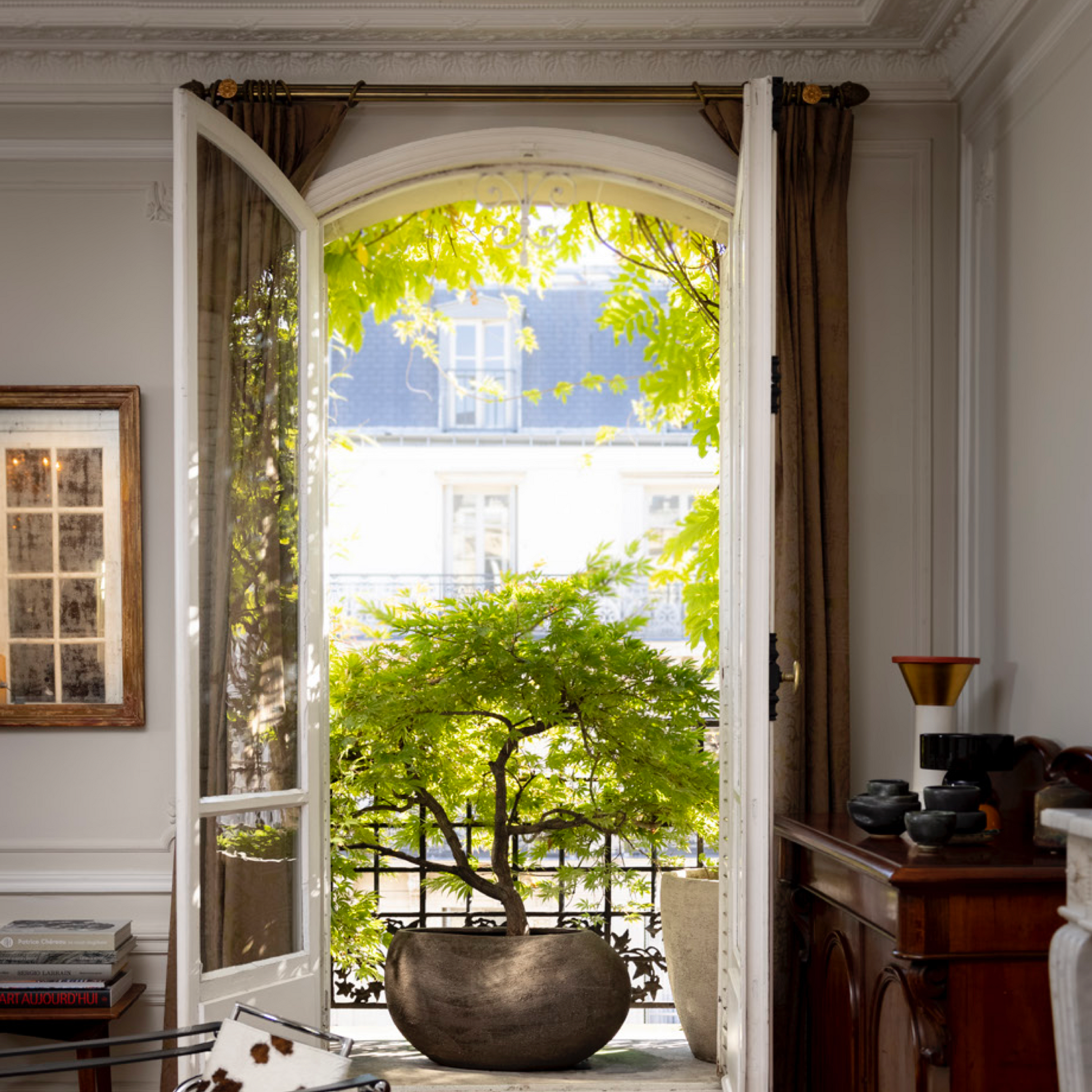 Das Atelier Vierkant EM Pflanzgefäß ist ein rundliches, handgefertigtes Terrakotta-Gefäß mit glatter Oberfläche. Erhältlich in verschiedenen Größen und Farben.