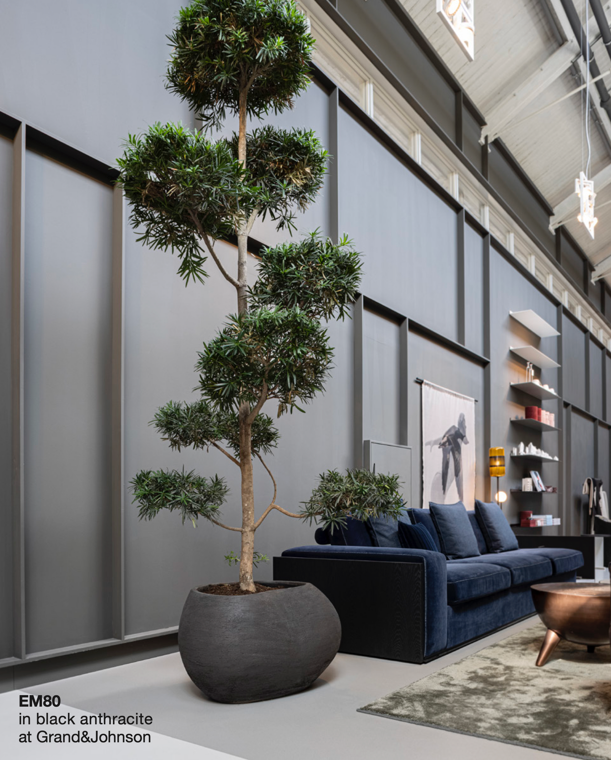 Das Modell EM80 ist größer und misst 80x45cm. Es wiegt 60kg und hat ein Fassungsvermögen von 118l. Ideal für große Pflanzen.