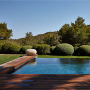 Handgefertigter Sitzstein KE von Atelier Vierkant aus frostfester Terrakotta im Außenbereich.