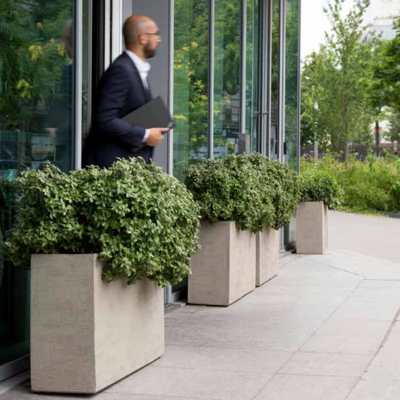 Erleben Sie mit dem Atelier Vierkant BRL Pflanzgefäß exklusive Handwerkskunst. Jedes Gefäß ist ein Unikat, das in Belgien gefertigt wird, und verleiht Ihrem Garten eine elegante Note.