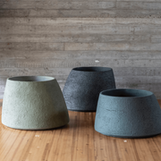 Das Atelier Vierkant DT Pflanzgefäß ist ein robustes, handgefertigtes Pflanzgefäß aus Terrakotta, das in verschiedenen Farben erhältlich ist.