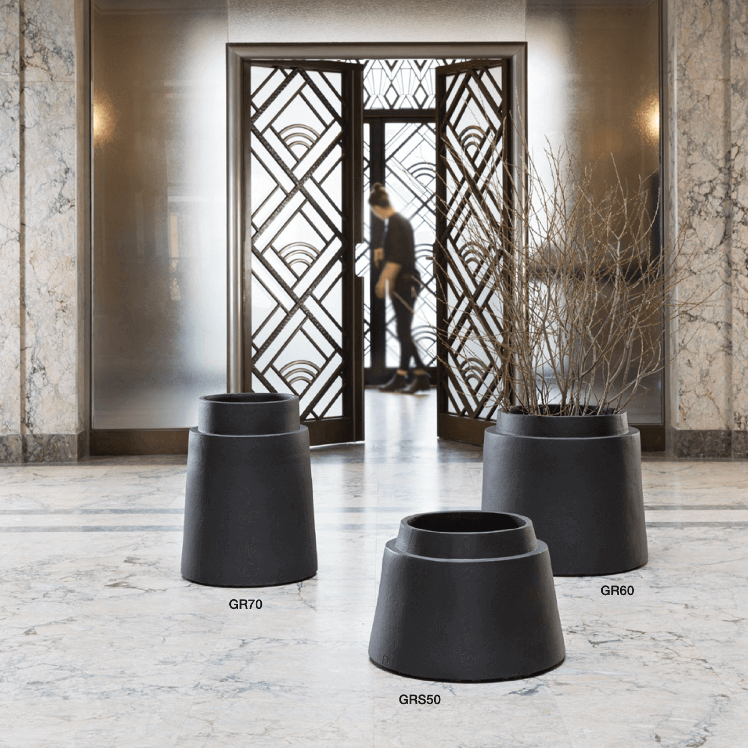 Das Modell GRS40 hat einen Durchmesser von 23cm und eine Höhe von 33cm. Es wiegt 20kg und besticht durch seine glatte Oberfläche.