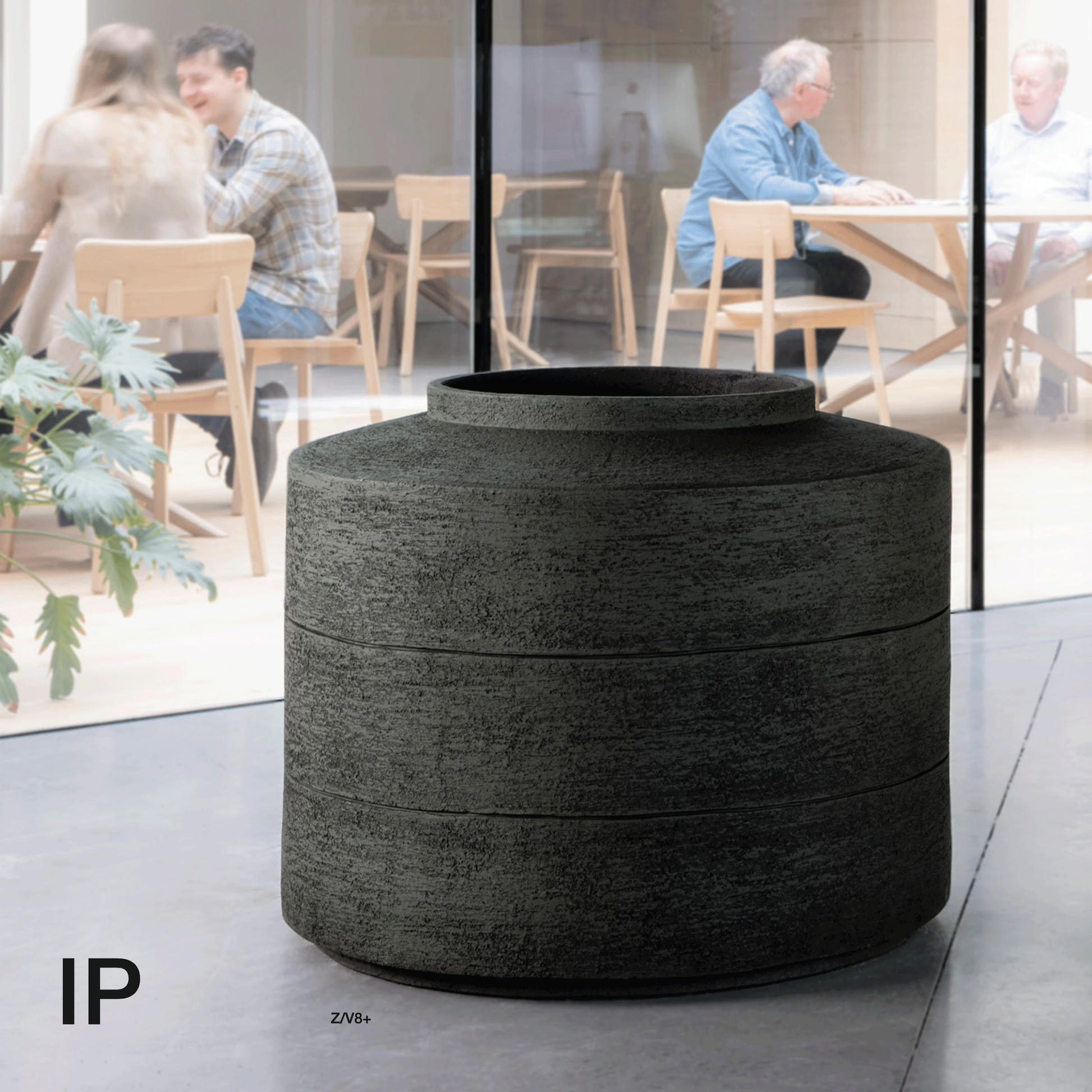 Atelier Vierkant IP90 Terrakotta Pflanzgefäß in großzügigem Format, handgefertigt und wetterfest für den Außenbereich