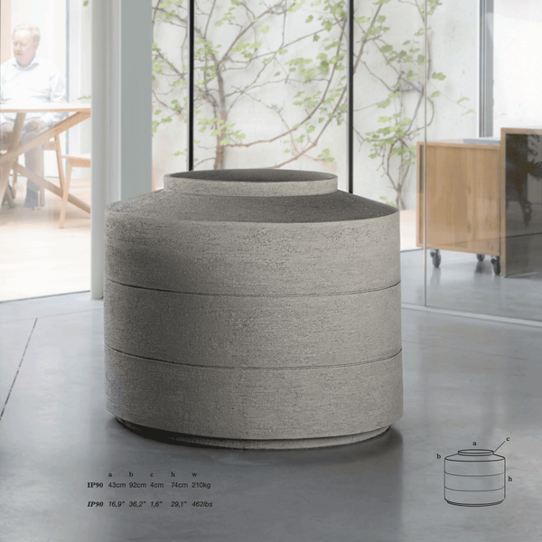 Große Atelier Vierkant Vase IP90 in der Farbe neues grau.