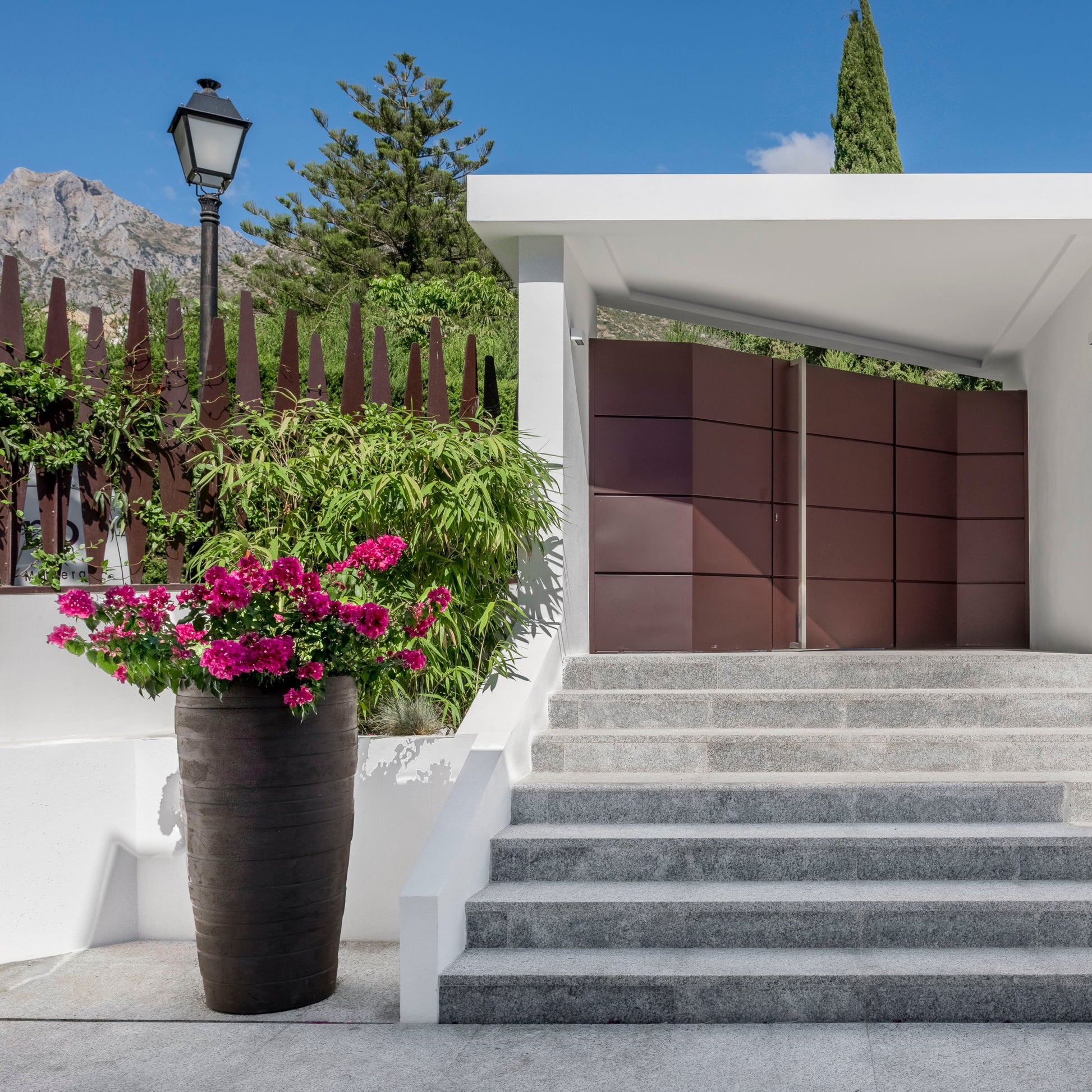 Das Gefäß hat ein schlankes, modernes Design mit einer profilierten Oberfläche, die ihm eine besondere Haptik verleiht.