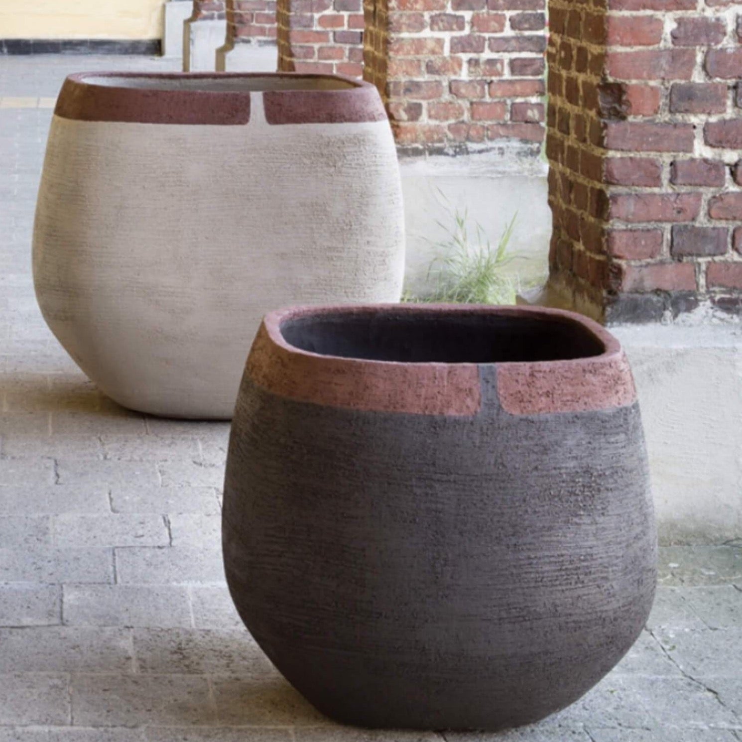 Atelier Vierkant Blumentrog ODB50 in schwarz mit einem roten Rand.