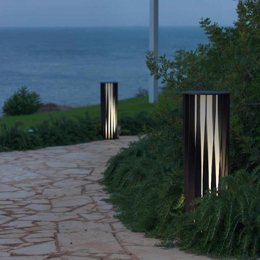 FR Présentant une forme moderne et soi- gnée, le design devient fonctionnel lorsque la lampe est allumée, la source lumineuse se diffusant délicatement à travers la struc- ture et transformant l’espace en un cadre chaleureux et suggestif où se dessinent des ombres aux motifs géométriques.