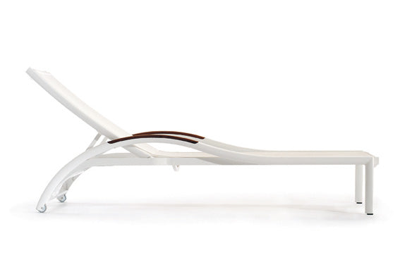 Ego Paris Sonnenliege Premiere mit Teak Armlehnen in weiß mit weißer Liegefläche