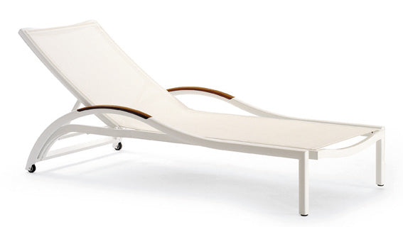 Ego Paris Sonnenliege Premiere mit Teak Armlehnen in weiß mit weißer Liegefläche