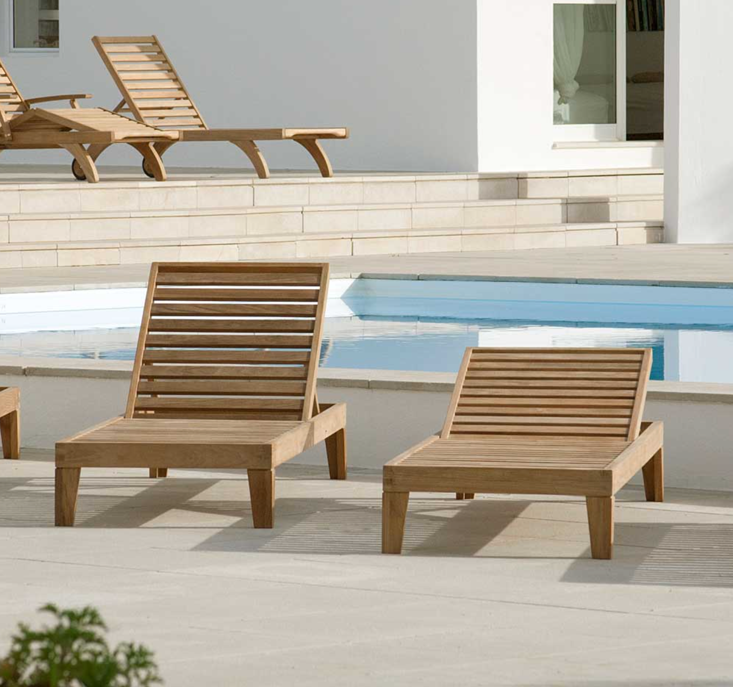 Capri Sonnenliege aus Teakholz, 198 x 63 x 24 cm, mit vier Positionen verstellbarer Rückenlehne und wetterbeständiger Konstruktion für den Outdoor-Bereich.