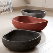 Atelier Vierkant Gefäß OV60 und OV90 stehen in einem Atelier auf einem Holzfußboden.