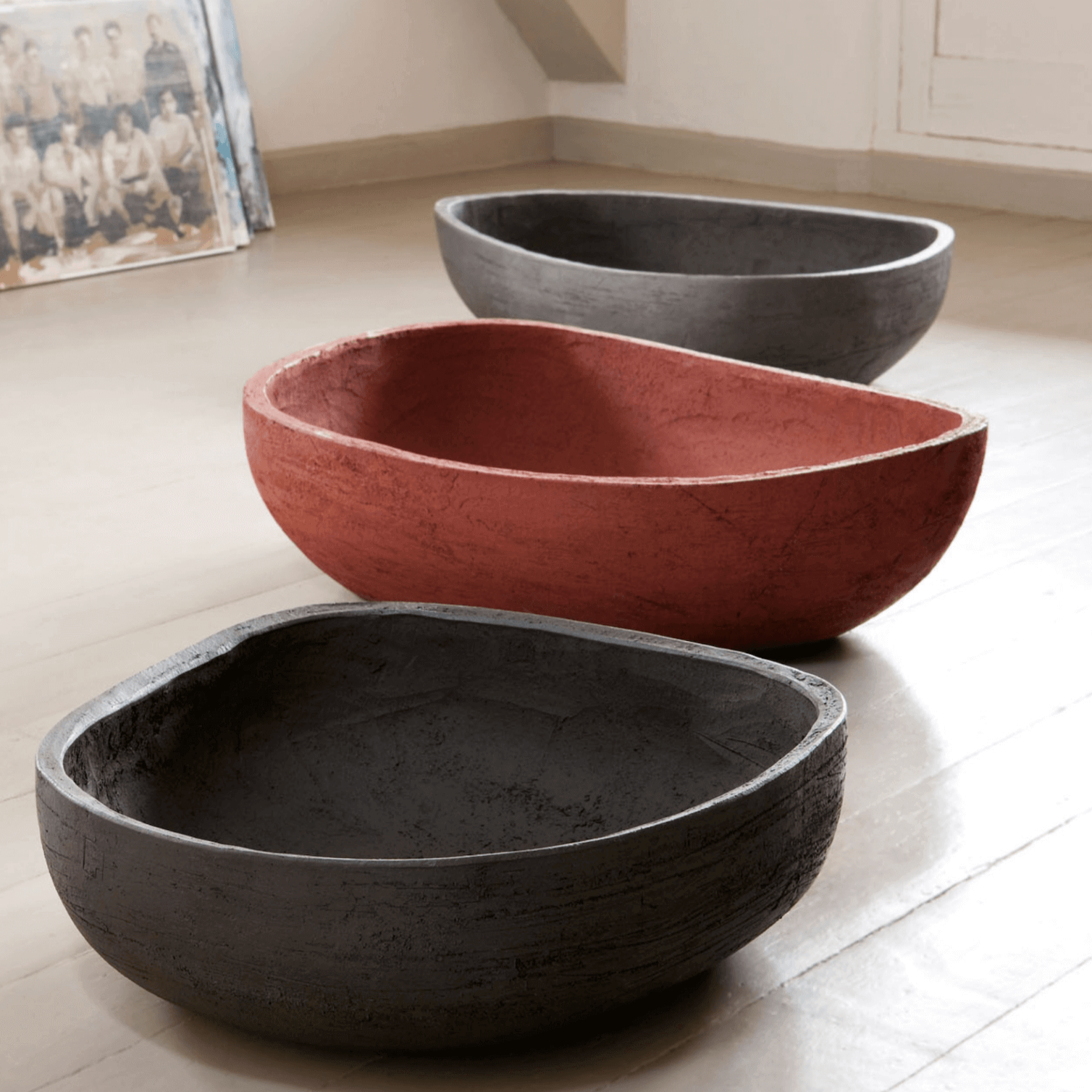 Atelier Vierkant Gefäß OV60 und OV90 stehen in einem Atelier auf einem Holzfußboden.